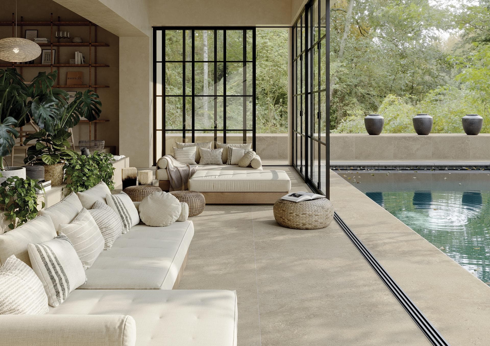 Wohnbereich mit Pool und beigem Boden in Steinoptik Wohnbereich mit Pool und Glasfronten, durchgehender beiger Boden in Steinoptik von innen nach außen