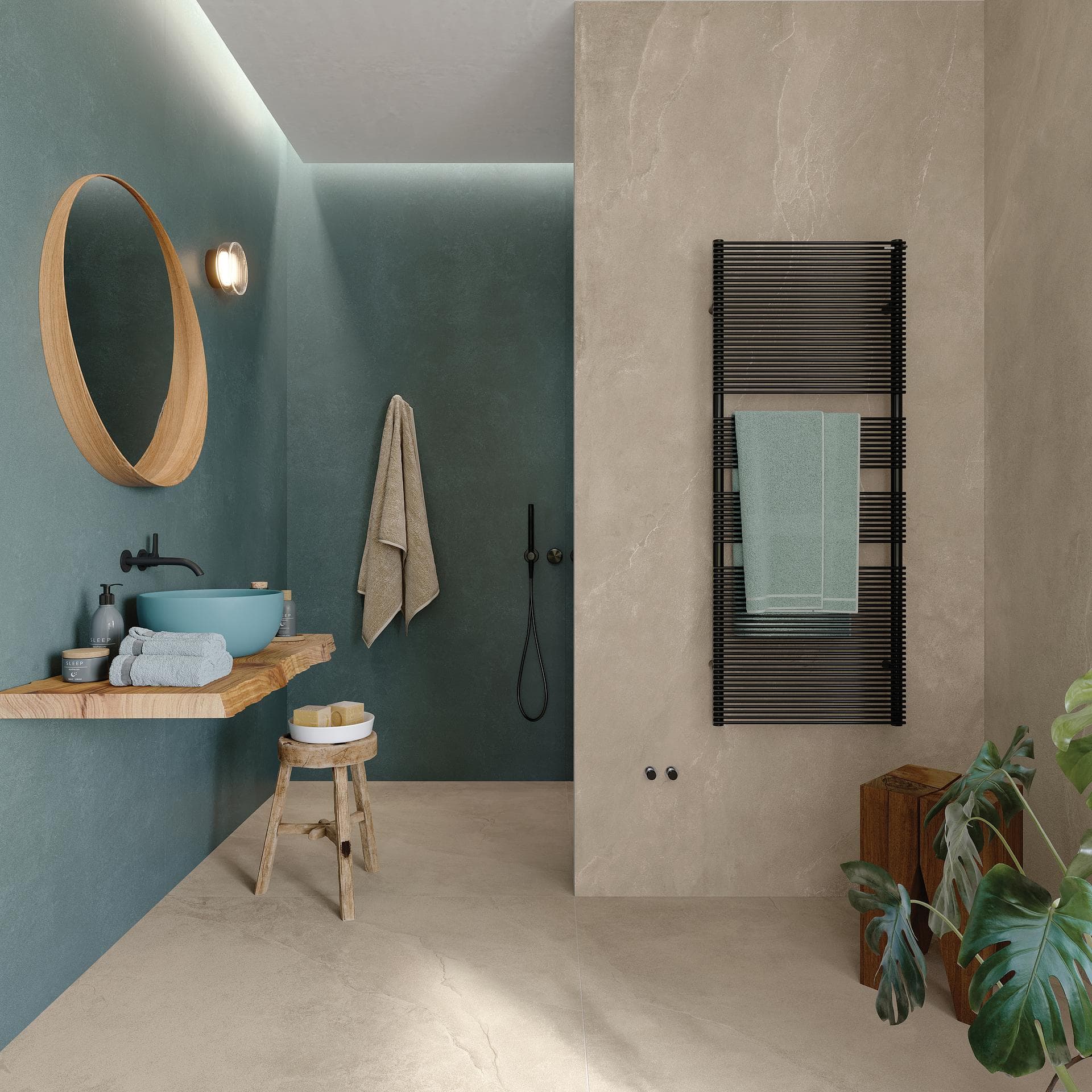 Bagno con rivestimenti effetto pietra sabbia e blu petrolio Bagno con pareti effetto pietra sabbia opaco e parete blu petrolio, mensola in legno e lavabo tondo
