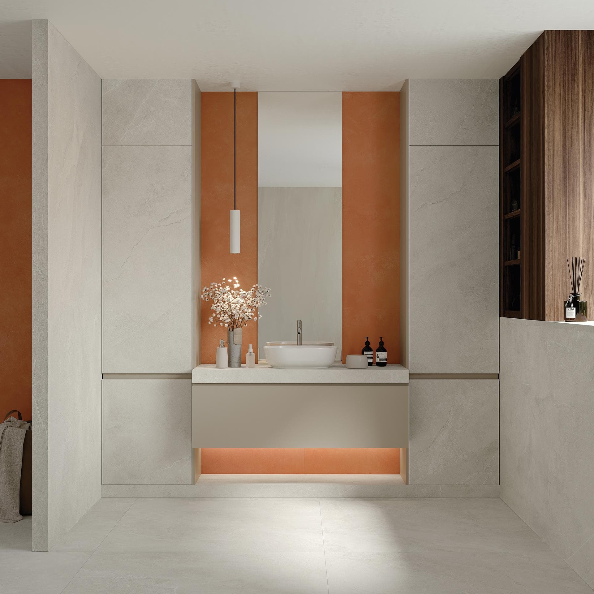 Bagno con rivestimento effetto pietra bianco e arancio Bagno con rivestimento effetto pietra bianco opaco e fondo arancio dietro il lavabo su mobile sospeso