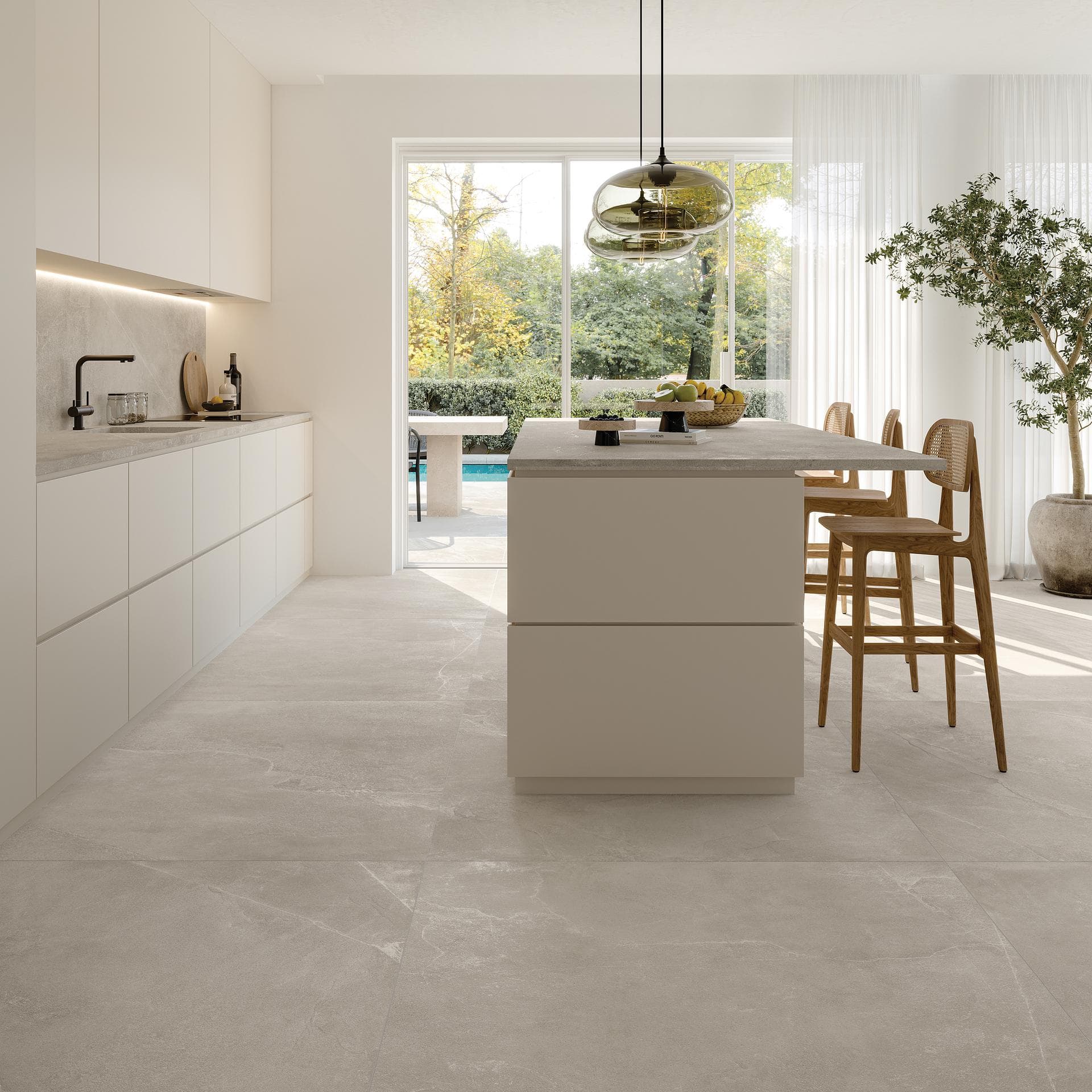 Kitchen with island and beige stone-effect floor Kitchen with island and matte beige stone-effect floor tiles, worktop and splashback in the same finish
