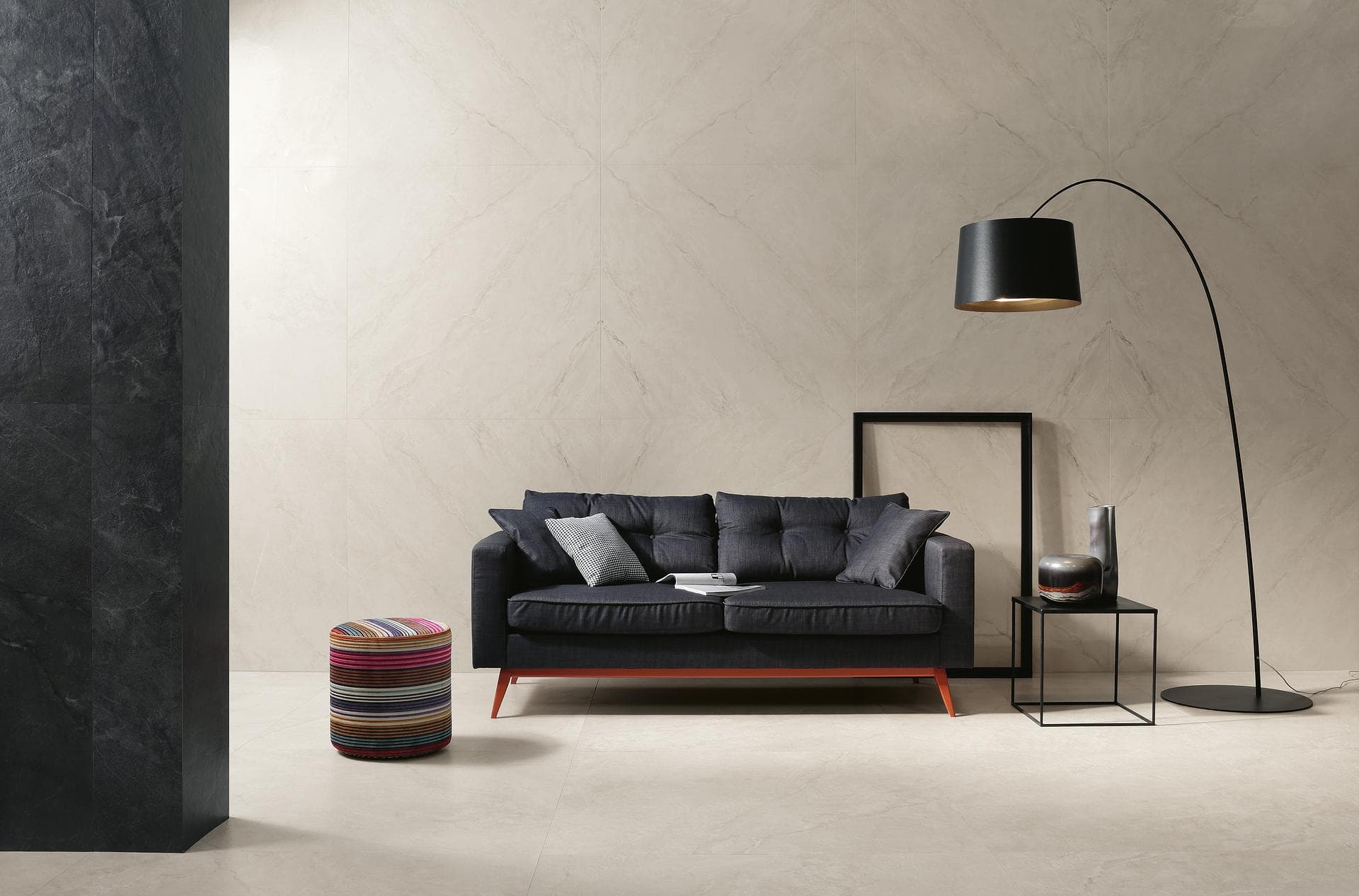Living room with white marble-effect walls Living room with glossy white marble-effect wall, dark grey side partition and light satin-finish floor